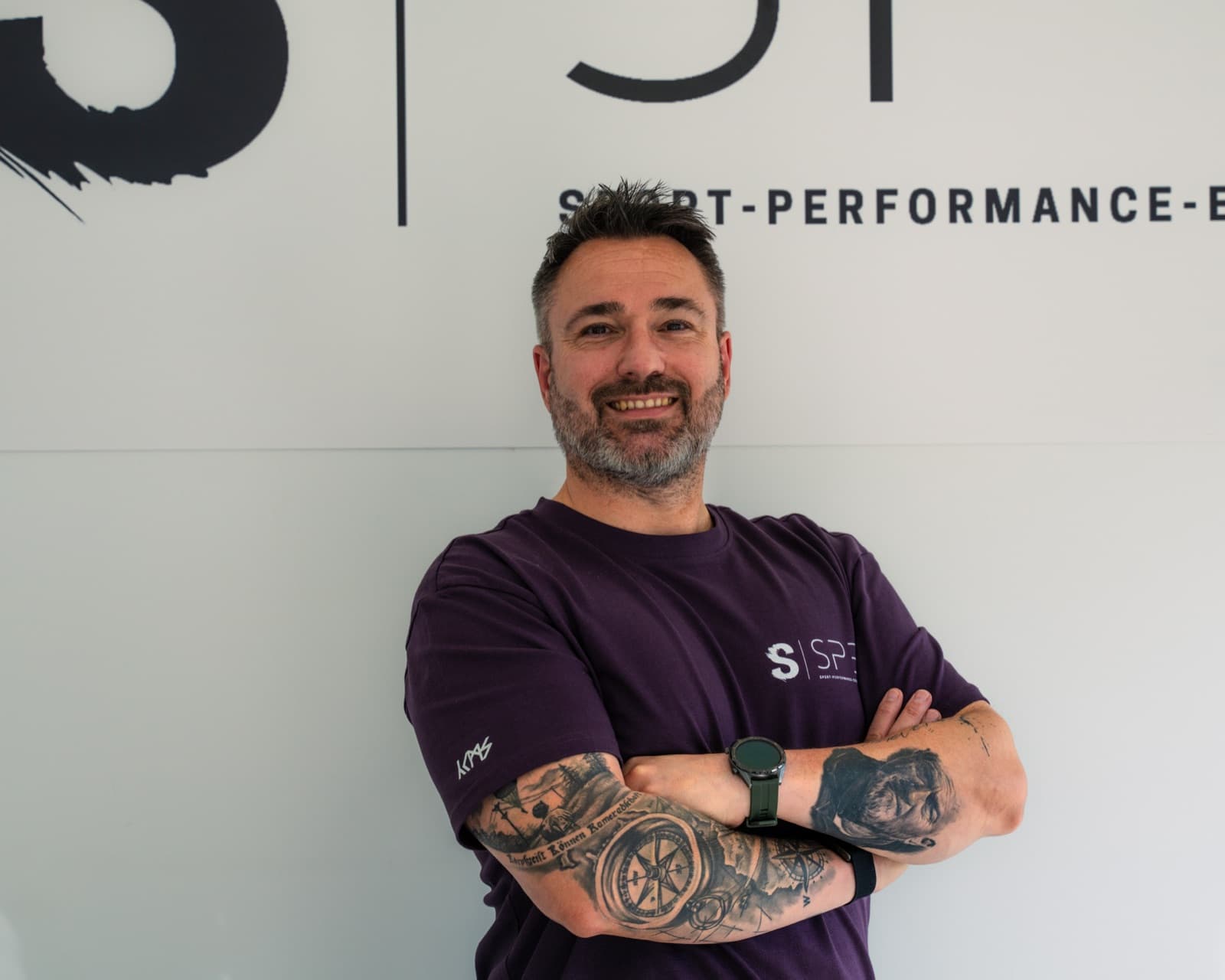 Torsten Schuh, Inhaber von SPE-Physio, vor dem Praxislogo in St. Ingbert